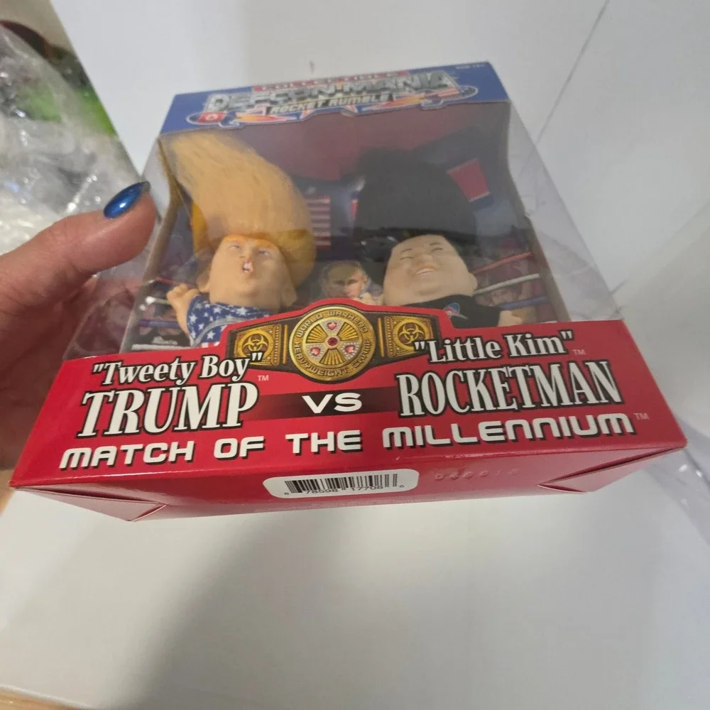 NEW DefconMania Rocket Rumble Trump vs Rocketman‎ Troll Figures Collectable Rare